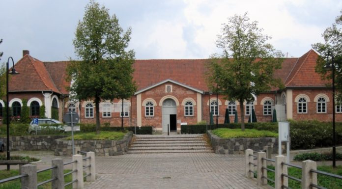 Ahrensburg: Stadtverordnetenversammlung am 26.05.2026, 19.30 Uhr Das Marstall Gebäude von außen in Ahrensburg