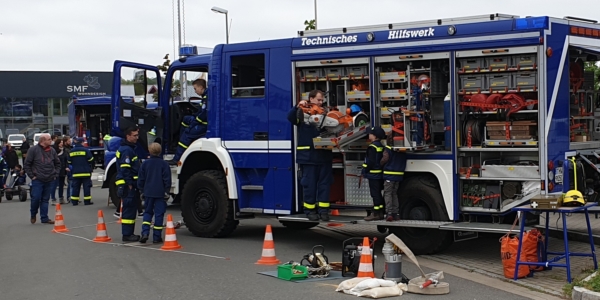 THW Ahrensburg KFZ mit Geräten