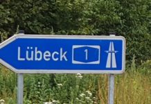 A1 bei Braak: Unbekannter wirft Steine von Brücke auf Auto