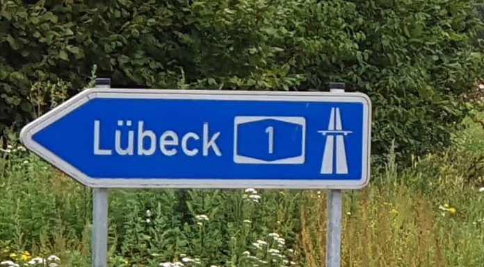 A1 bei Reinfeld: Schwerer Unfall – eine Frau schwerverletzt